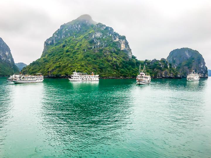 Cruise Halong Bay overnight cruise boats