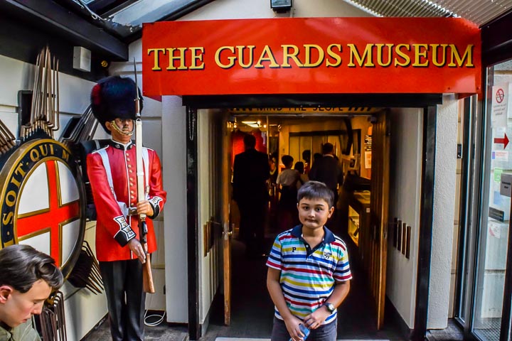 London Ultimate 2 Day Itinerary guards museum