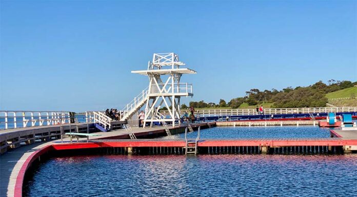 Geelong-Eastern-Beach-promenade-diving-board
